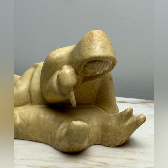 Vintage Beige Hollow Hunter Sculpture - Picture 4 of 12